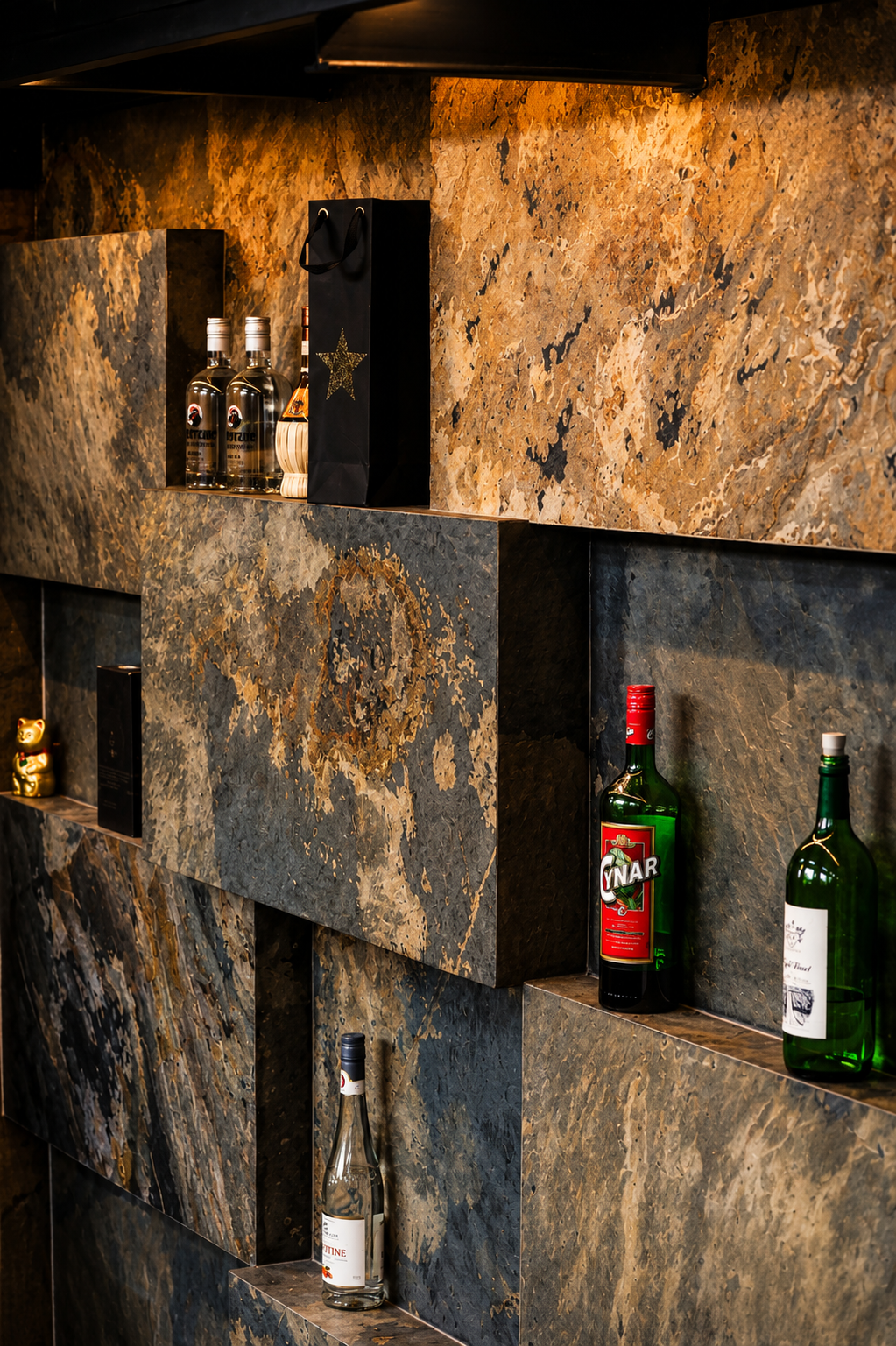 Modern kitchen backsplash featuring Skinrock West natural stone, adding texture and elegance to the cooking space.