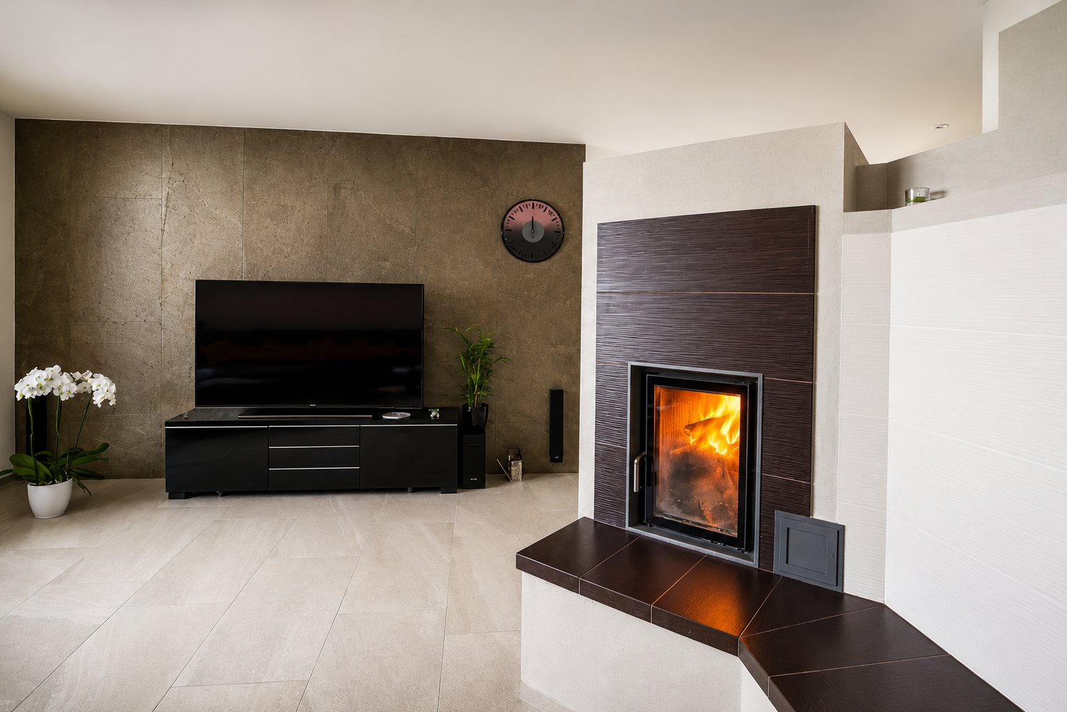 Modern fireplace featuring Skinrock West natural stone cladding, creating a warm and elegant focal point in a contemporary living space.